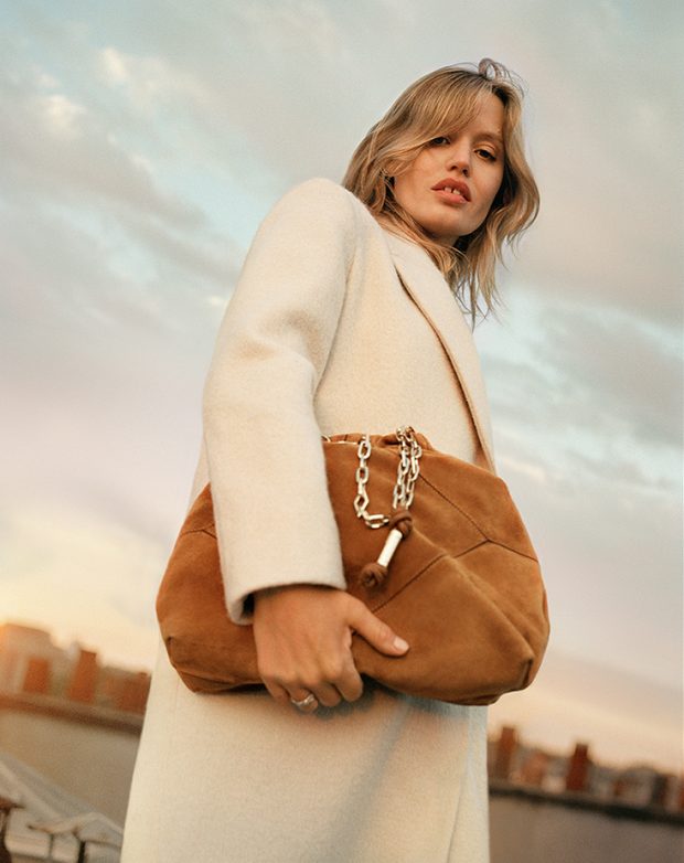 Georgia May Jagger com a nova mala Juno Tote. Foto de Sean Thomas