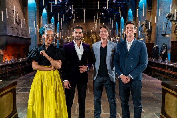 Os juris Carla Hall and Jozef Youssef com os apresentadores James e Oliver Phelps 