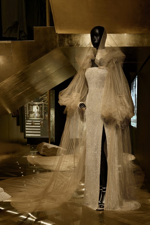 O vestido usado por Rihanna na campanha © ADRIEN DIRAND 