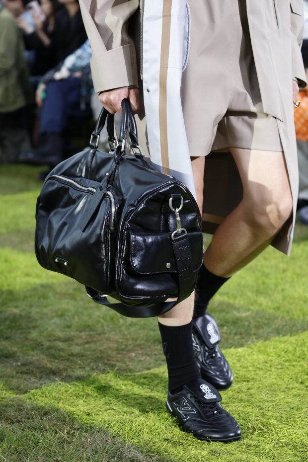 Os ténis LV Footprint Soccer no desfile de apresentação da coleção masculina Primavera/Verão 2025. Créditos: Louis Vuitton