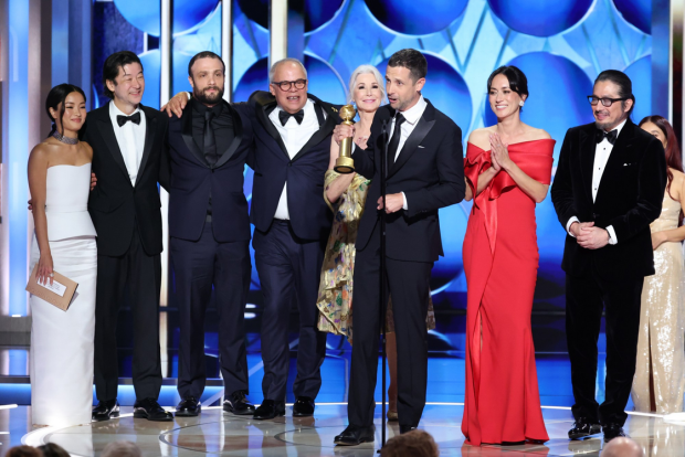 O elenco de "" a receber o Globo de Ouro de Melhor série de Drama
