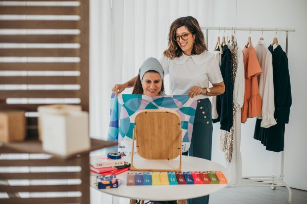 O estudo da cor é realizado através de tecidos coloridos que são colocados junto ao rosto, tendo a luz natural como base, para uma análise fidedigna. Créditos: Sofia Dezoito