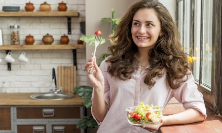 morena-mulher-comendo-uma-salada