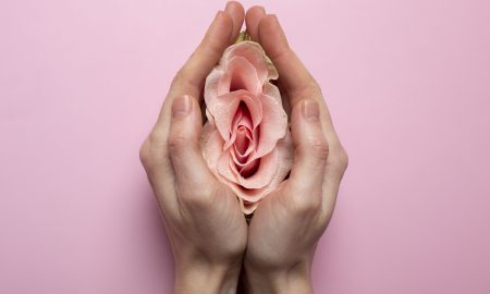 mulher-segurando-rosa-nas-maos-para-visualizacao-sistema-reprodutivo