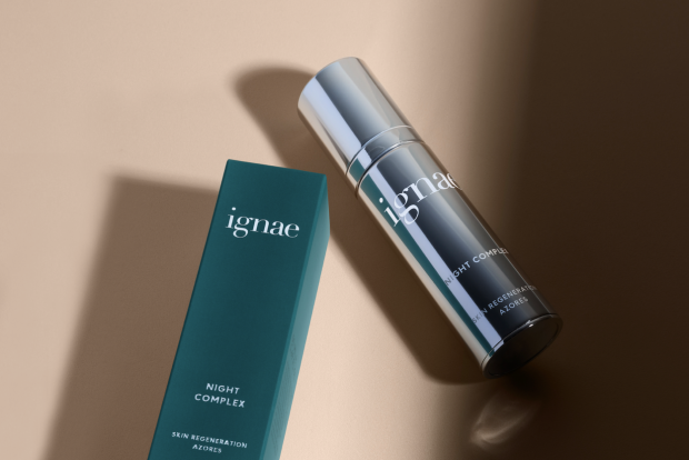 O Night Complex com pantanol, esqualano, hialuronato de sódio hidrolisado, ectoína e betaína promove um efeito rejuvenescedor e melhora a elasticidade, firmeza e a saúde geral da pele, de igual modo estimula a pele a funcionar melhor, respeitando e imitando a sua biologia natural @ignae.com