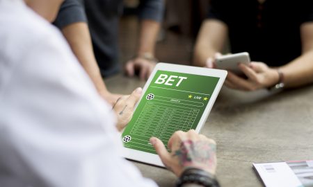 pessoas-apostam-partida-de-futebol-na-internet
