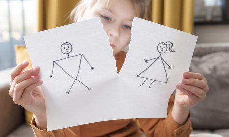tiro-medio-menina-segurando-desenho-quebrado