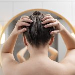 Caspa? Cuide do seu couro cabeludo com os produtos certos